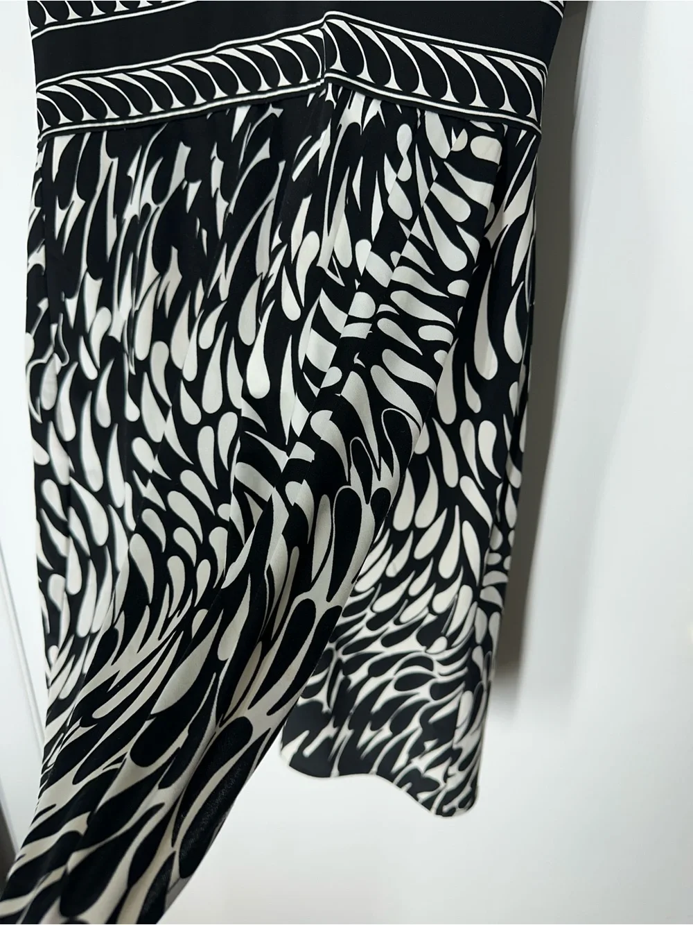 BCBGMaxAzria Black & White Printed V‑Neck Jersey Dress s